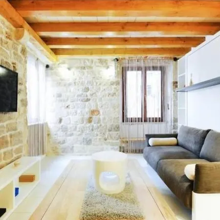 Apartment Capo Family & Capo Studio -Old Town-Parking Apartment