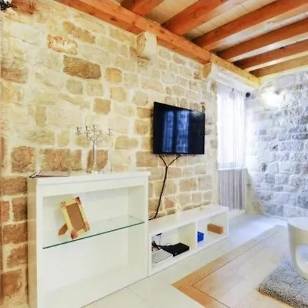 Apartment Capo Family & Capo Studio -Old Town-Parking Apartment Trogir