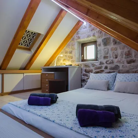 Apartment Capo Family & Capo Studio -Old Town-Parking * Trogir