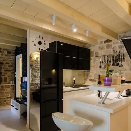 Apartment Capo Family & Capo Studio -Old Town-Parking Trogir