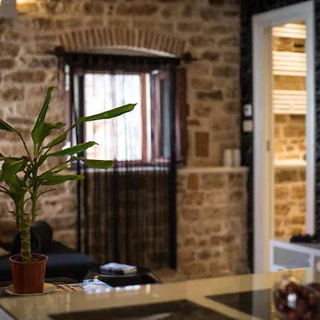 Capo Family & Capo -old Town-parking 公寓