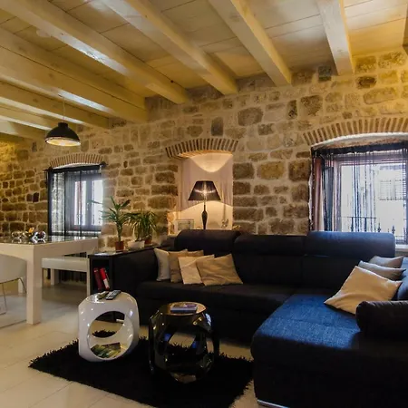 Capo Family & Capo -old Town-parking 特罗吉尔