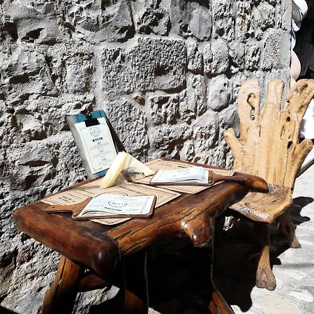 Capo Family & Capo -old Town-parking トロギール